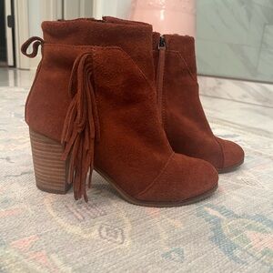 TOMS COGNAC SUEDE FRINGE LUNATA BOOTIES ANKLE BOOTS SIZE US 5